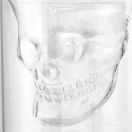 Gläser mit Totenkopf-Form in Nahaufnahme