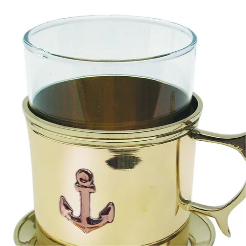 Detailansicht von Grog-Glas mit Untersetzer