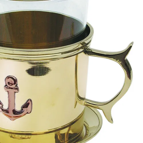 Grog-Glas mit Untersetzer in Nahaufnahme