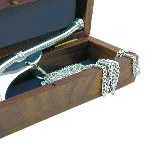 Bootsmannpfeife mit Kette & Holzbox in Nahaufnahme