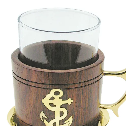 Detailansicht von Grog-Glas mit Untersetzer