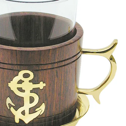 Grog-Glas mit Untersetzer in Nahaufnahme