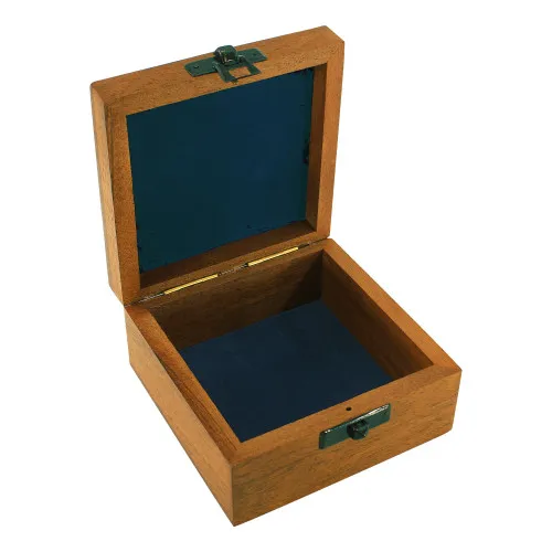 Detailansicht von Holzbox mit Anker-Lasergravur