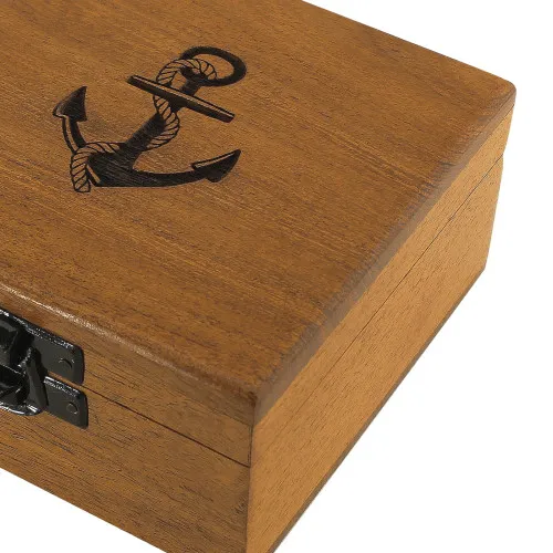 Holzbox mit Anker-Lasergravur in Nahaufnahme