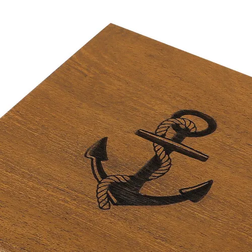 Holzbox mit Anker-Lasergravur – Detail der Oberfläche