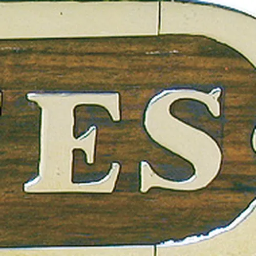 Türschild TOILETTES in Nahaufnahme