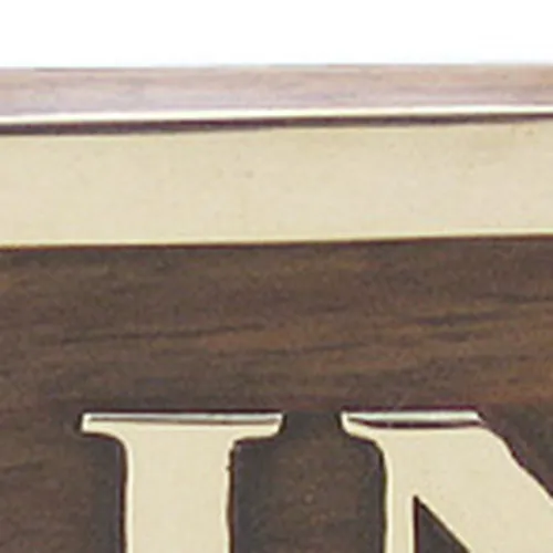 Türschild BAIN – Detail der Oberfläche