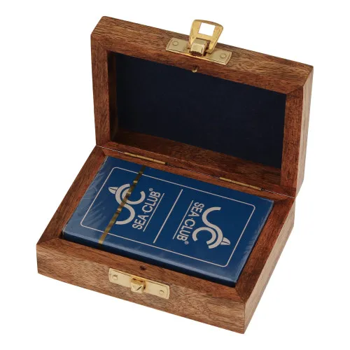 Detailansicht von Spielkarten in Holzbox
