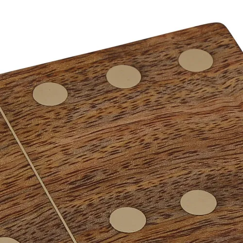 Domino-Spiel in Holzbox – Detail der Oberfläche