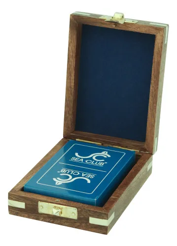 Detailansicht von Spielkarten in Holzbox