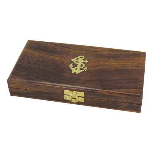 Detailansicht von Lupe mit Holzgriff in Holzbox
