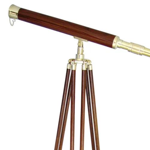 Detailansicht von Stand-Teleskop mit Holzummantelung