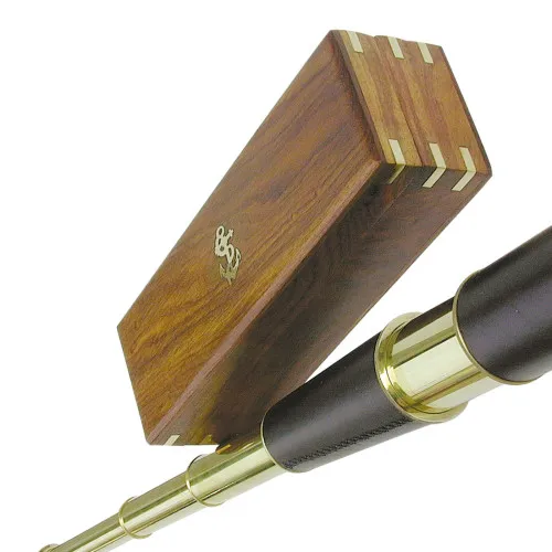 Detailansicht von Teleskop mit Ledereinfassung