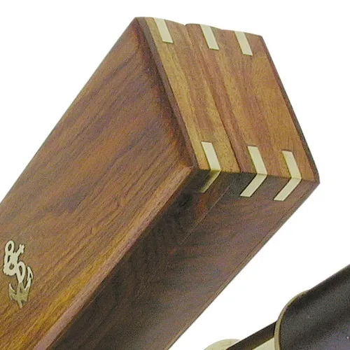 Teleskop mit Ledereinfassung – Detail der Oberfläche
