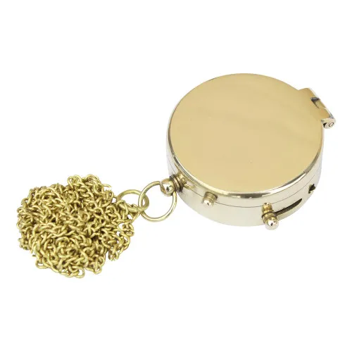 Detailansicht von Taschenkompass mit Kette