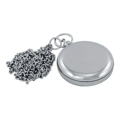 Detailansicht von Kompass mit Kette