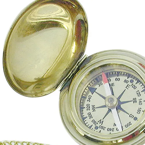 Kompass mit Kette – Detail der Oberfläche