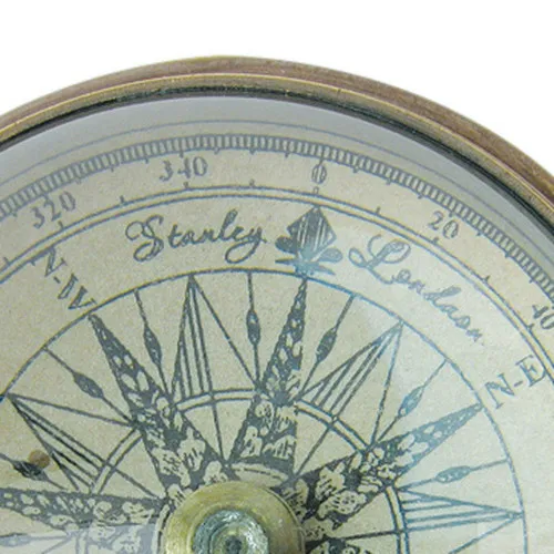 Kompass mit Domglas – Detail der Oberfläche