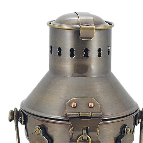 Detailansicht von Ankerlampe mit Petroleumbrenner