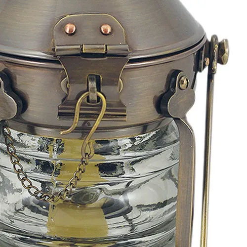 Ankerlampe mit Petroleumbrenner in Nahaufnahme