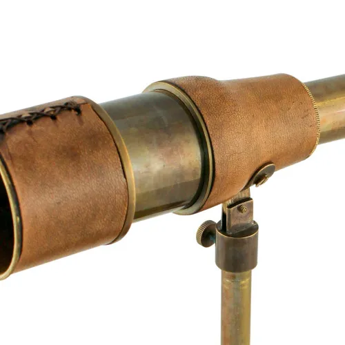Stand-Teleskop mit Kompass – Detail der Oberfläche