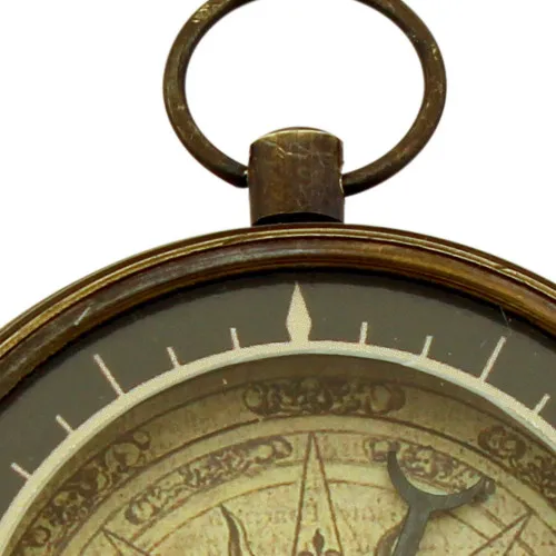 Kompass mit Ring – Detail der Oberfläche