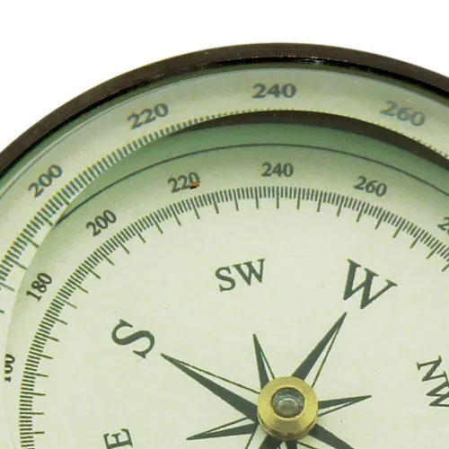 Kompass mit Ring – Detail der Oberfläche