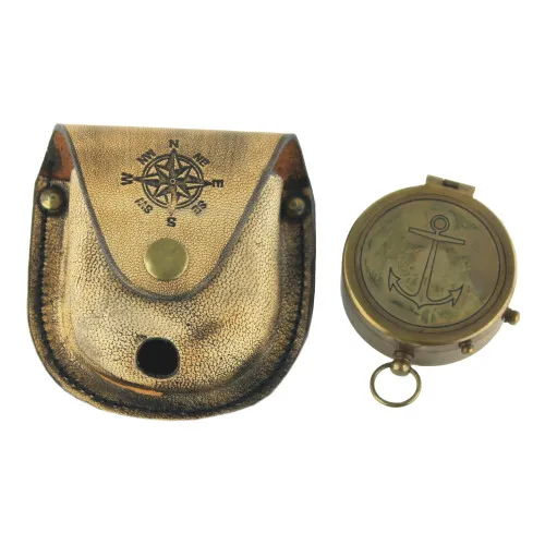 Detailansicht von Kompass mit Deckel & Ring