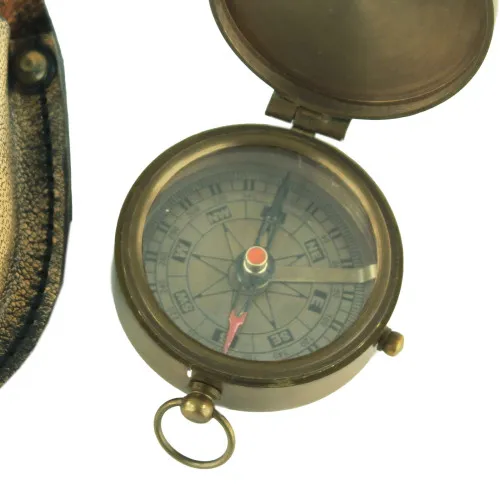 Kompass mit Deckel & Ring in Nahaufnahme