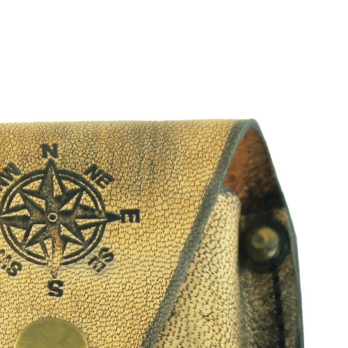 Kompass mit Deckel & Ring – Detail der Oberfläche