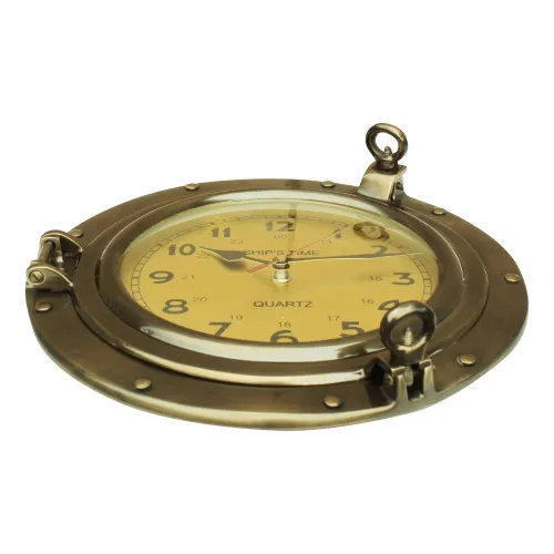 Detailansicht von Uhr im Bullauge