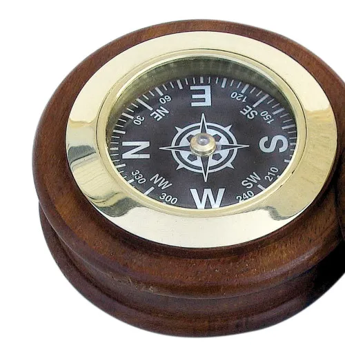 Detailansicht von Kompass mit Deckel