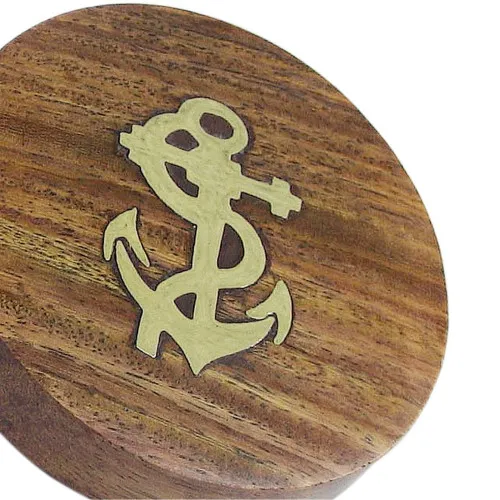 Kompass mit Deckel in Nahaufnahme