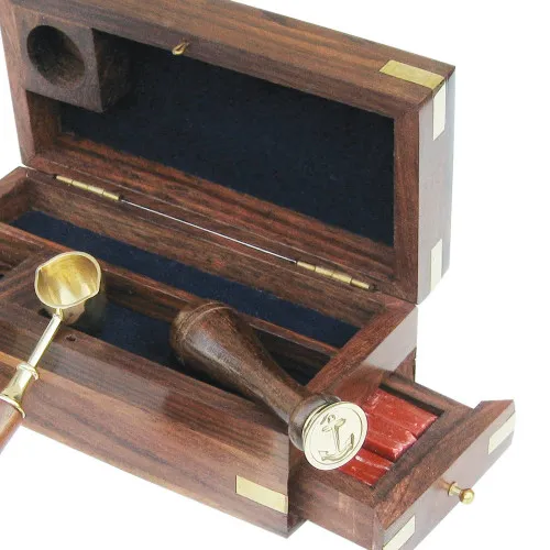 Siegel-Set in Holzbox in Nahaufnahme