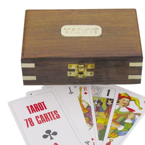 Detailansicht von Tarot-Kartenspiel in der Holzbox