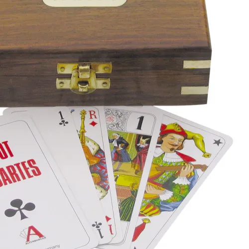 Tarot-Kartenspiel in der Holzbox in Nahaufnahme