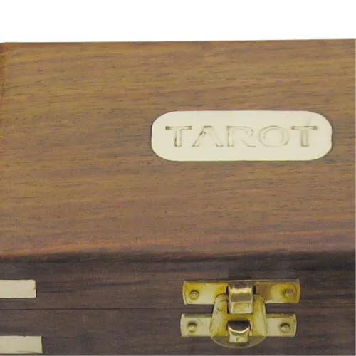 Tarot-Kartenspiel in der Holzbox – Detail der Oberfläche