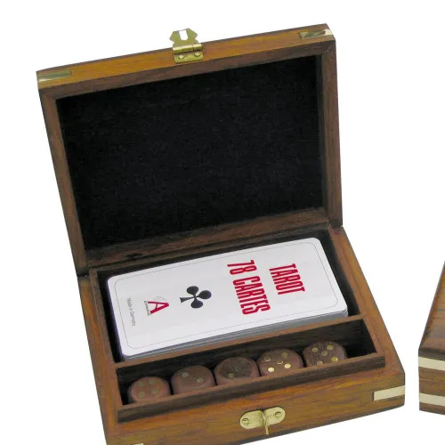 Detailansicht von Tarot-Kartenspiel & Würfel in der Holzbox