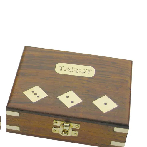 Tarot-Kartenspiel & Würfel in der Holzbox in Nahaufnahme