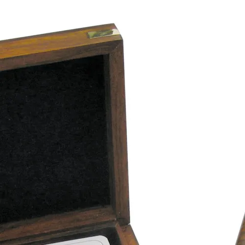 Tarot-Kartenspiel & Würfel in der Holzbox – Detail der Oberfläche