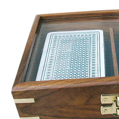 Detailansicht von Spielkarten in Holzbox mit Glasdeckel