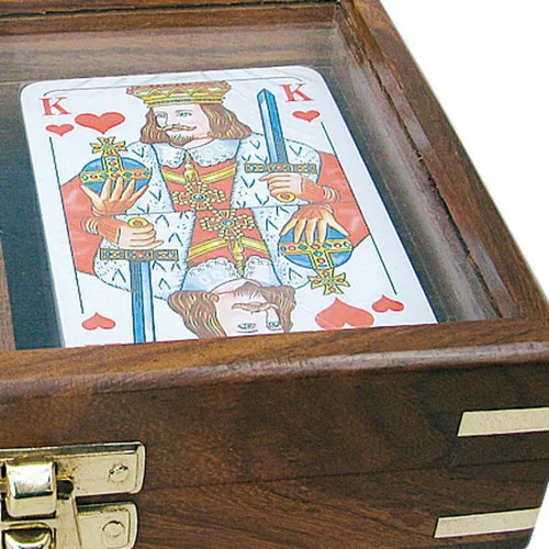 Spielkarten in Holzbox mit Glasdeckel in Nahaufnahme