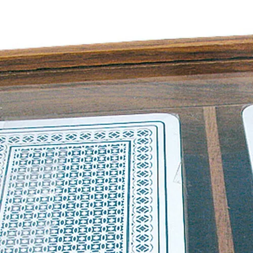 Spielkarten in Holzbox mit Glasdeckel – Detail der Oberfläche