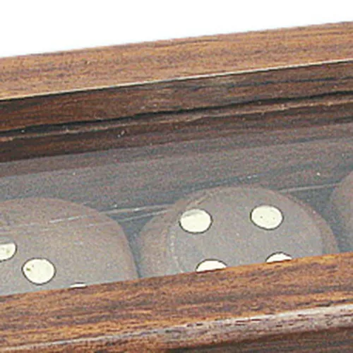 Würfel in Holzbox – Detail der Oberfläche