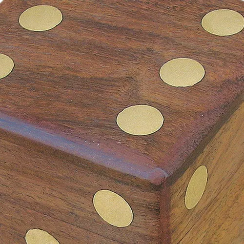 Würfel in Holzbox – Detail der Oberfläche