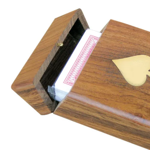 Detailansicht von Spielkarten in Holzbox