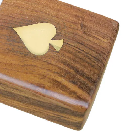 Spielkarten in Holzbox in Nahaufnahme