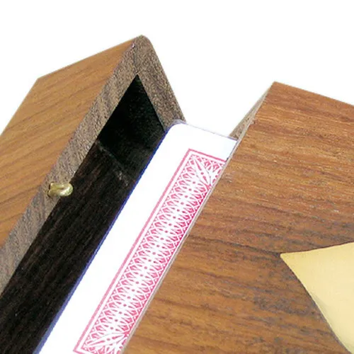 Spielkarten in Holzbox – Detail der Oberfläche