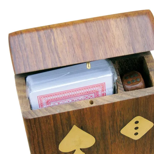 Detailansicht von Karten & Würfel in Holzbox