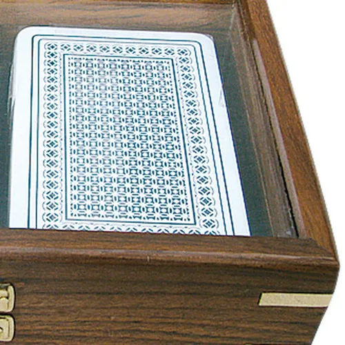Karten & Würfel in Holzbox mit Glasdeckel in Nahaufnahme